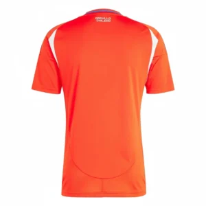 camiseta-de-futbol-naranja-chile-orgullo-chileno-espalda La parte trasera de una camiseta deportiva naranja vibrante con detalles en blanco y azul en los hombros y la nuca, donde se lee la frase 'ORGULLO CHILENO' en letras blancas.