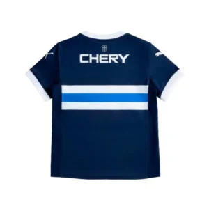 camiseta-deportiva-azul-marino-chery-espalda Parte trasera de una camiseta deportiva azul marino con cuello y puños blancos. Presenta tres franjas horizontales en el centro: blanca, azul brillante y blanca. La palabra 'CHERY' está impresa en blanco sobre las franjas, debajo de un pequeño emblema. El logo de Puma es visible en las mangas en color blanco.