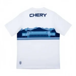 Camiseta de fútbol de local del Club Deportivo Universidad Católica, de color blanco con un diseño de montañas azules en el pecho y los logos de los patrocinadores 1XBET, BICE y Puma.