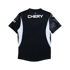 camiseta-deportiva-negra-chery-espalda Vista trasera de una camiseta deportiva negra con el logotipo blanco 'CHERY' en la parte superior de la espalda, flanqueada por paneles laterales de malla blanca y mangas con un patrón abstracto en tonos oscuros, sobre un fondo blanco.