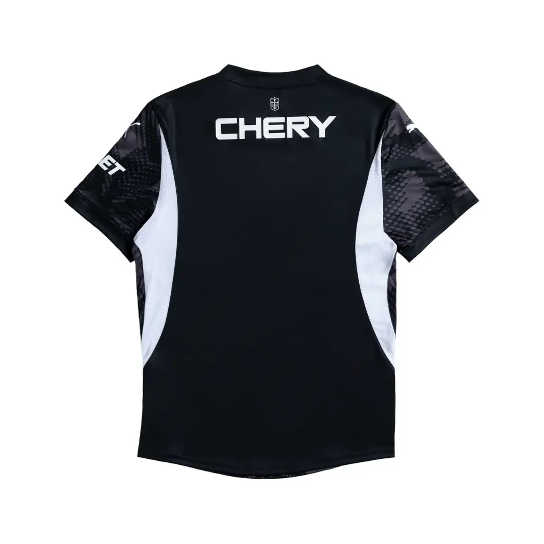 Vista trasera de una camiseta deportiva negra con el logotipo blanco 'CHERY' en la parte superior de la espalda, flanqueada por paneles laterales de malla blanca y mangas con un patrón abstracto en tonos oscuros, sobre un fondo blanco.