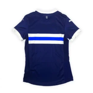 camiseta-futbol-azul-marino-franjas-espalda Parte trasera de una camiseta de fútbol azul marino con cuello y puños blancos, que presenta una franja horizontal central compuesta por bandas blancas y azules claras, el logo de Puma en la manga y un escudo discreto en la nuca, sobre un fondo blanco.