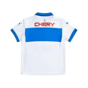 camiseta-futbol-blanca-azul-chery-espalda Parte trasera de una camiseta de fútbol blanca con una franja azul horizontal en el centro, cuello azul y ribetes azules en las mangas. El logo 'CHERY' en rojo está impreso sobre la franja, y un escudo con una cruz se muestra en la parte superior de la espalda, con logos azules de Puma en cada manga.