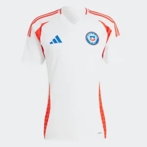 Camiseta de fútbol Adidas de la selección de Chile, blanca con tres franjas rojas en los hombros, paneles laterales rojos con patrón geométrico, el logo azul de Adidas en el pecho derecho y el escudo de la Federación de Fútbol de Chile en el pecho izquierdo.
