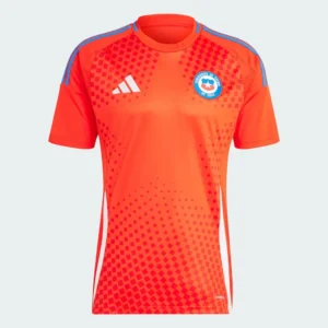 Una camiseta de fútbol Adidas de la selección de Chile en color naranja vibrante, con un patrón sutil de cuadrados degradados, tres rayas azules en los hombros y el escudo de la Federación de Fútbol de Chile en el pecho izquierdo.