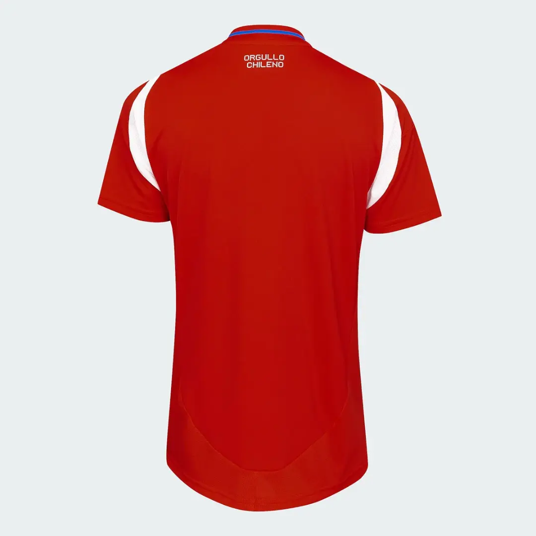 Vista trasera de la camiseta de fútbol roja de la selección de Chile, con detalles blancos en los hombros, cuello con ribete azul y la inscripción 'Orgullo Chileno' en la nuca, destacando su diseño deportivo.