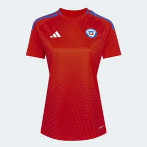 Camiseta de fútbol Adidas AEROREADY roja para mujer de la selección de Chile, con el escudo de la Federación de Fútbol de Chile en el pecho izquierdo, el logo de Adidas en el derecho, tres franjas azules en los hombros y un patrón gráfico de cuadrados que se desvanece hacia la parte inferior.