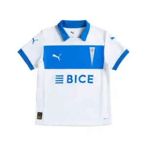 Camiseta de fútbol blanca y azul del Club Deportivo Universidad Católica, con una franja horizontal azul en el pecho que incluye el logo de Puma y el escudo de CDUC, patrocinada por BICE y con tecnología DryCELL.