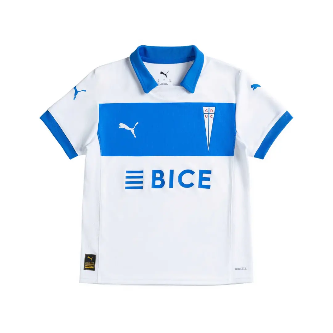 Camiseta de fútbol blanca y azul del Club Deportivo Universidad Católica, con una franja horizontal azul en el pecho que incluye el logo de Puma y el escudo de CDUC, patrocinada por BICE y con tecnología DryCELL.